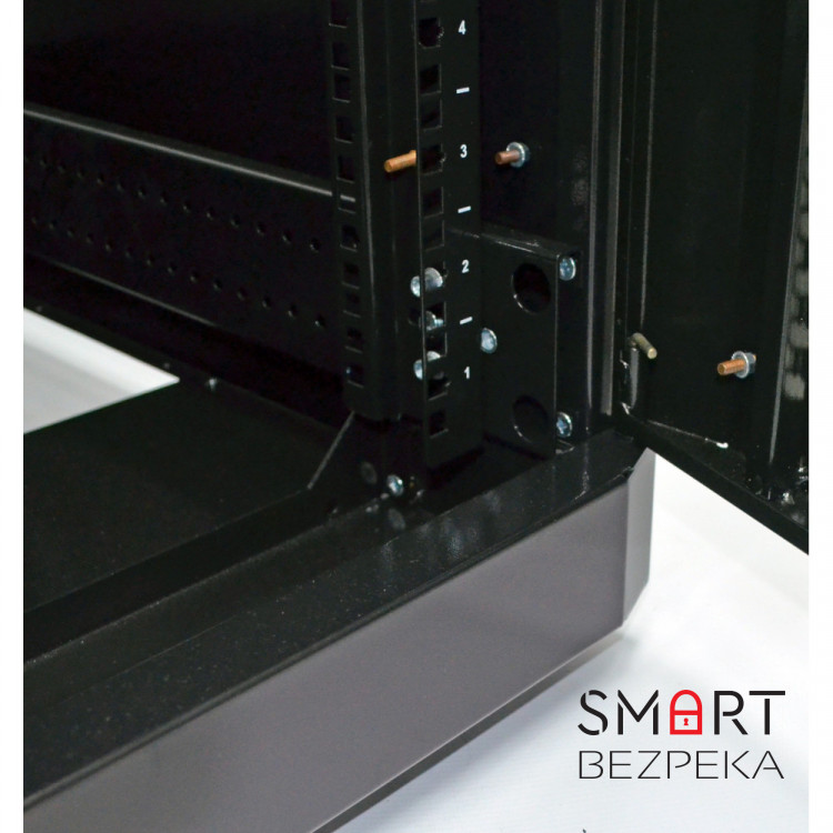 Шкаф серверный CMS 33U 610 х 865 UA-MGSE3368MPB усиленный с перфорированной дверью для сетевого оборудования