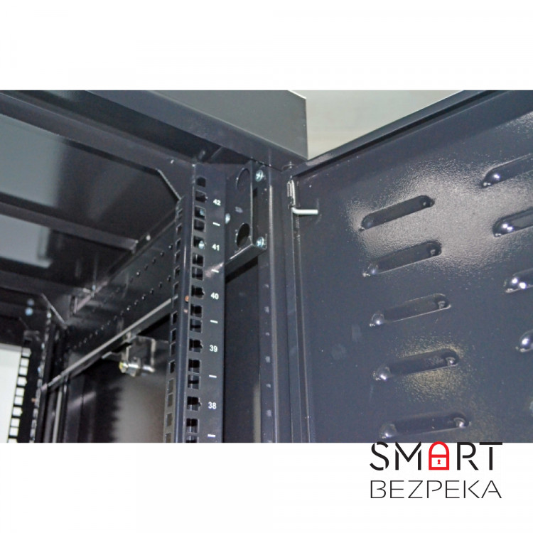 Шкаф серверный CMS 42U 610 х 675 UA-MGSE4266MB усиленный для сетевого оборудования