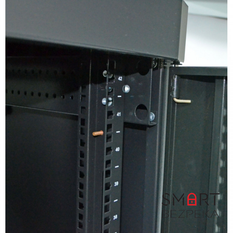 Шафа серверна CMS 42U 610 х 1055 UA-MGSE42610MPB посилена з перфорованими дверима для мережевого обладнання