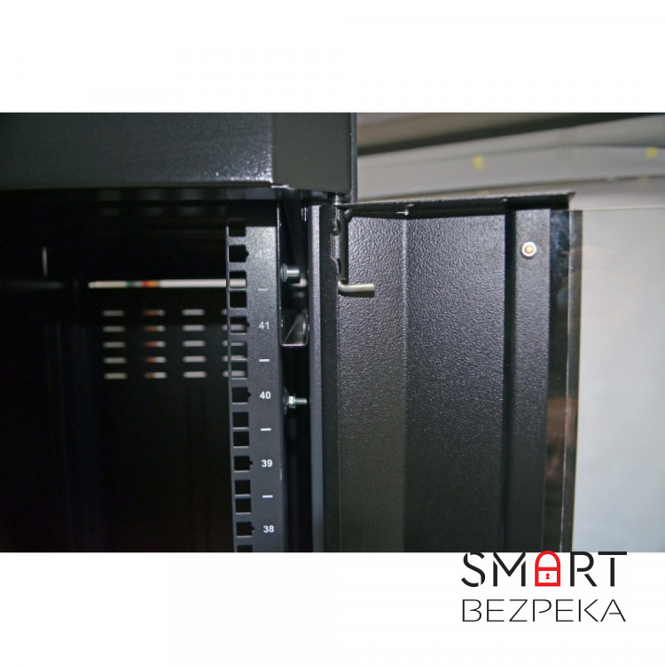 Шкаф серверный CMS 42U 610 х 1055 UA-MGSE42610MB усиленный для сетевого оборудования