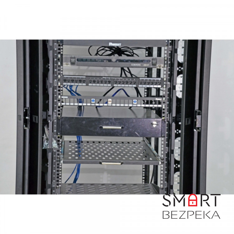 Боковой организатор кабеля с крышкой для шкафов CMS MGSE 42U, черный