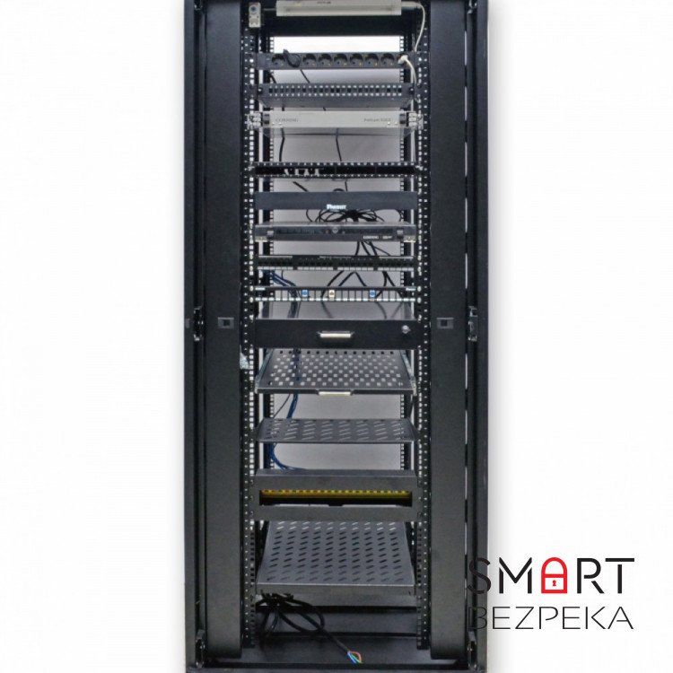 Боковий організатор кабелю з кришкою до шаф CMS MGSE 45U, чорний