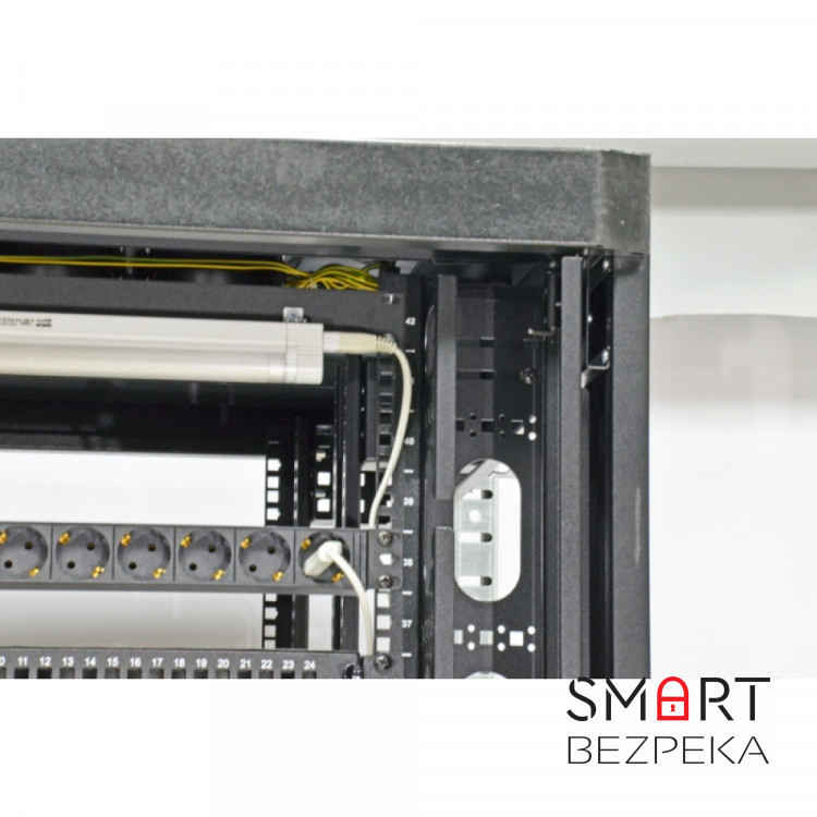 Боковий організатор кабелю з кришкою до шаф CMS MGSE 45U, чорний